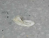 Un préservatif utilisé puis déposé sur le sol