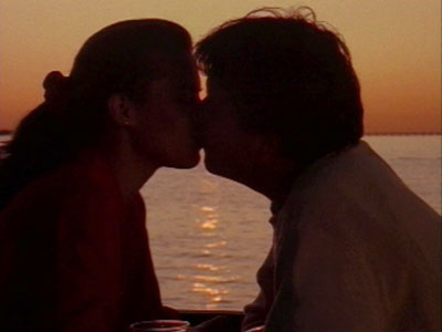 Le baiser ; photo d’un couple qui s’embrasse sur la bouche lors d’un coucher de soleil