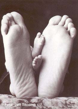 Les premières relations; poster représentant deux petits pieds entre deux grands