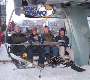 Garçons avec des snowboards