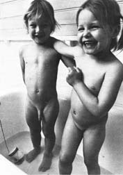 Garçon et fille; petit garçon nu et petite fille nue