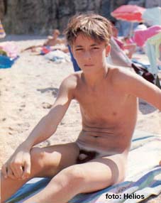 Puberté; photo d’un garçon nu