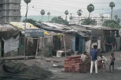 Des gens dans un bidonville