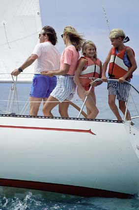Famille moderne sur bateau 