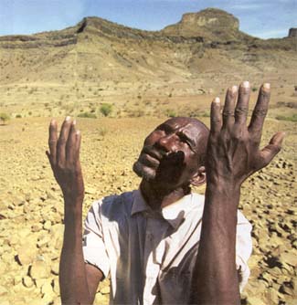 Récit sur la Création; homme qui lève les bras vers le Ciel