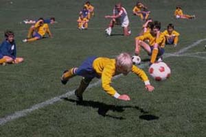 Développement de la sexualité; garçons jouant au foot