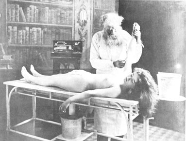 Nécrophilie; ancienne photo d’un médecin légiste et d’une belle fille morte