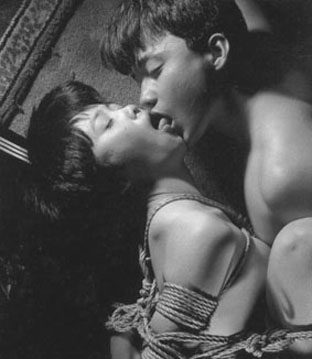 Sado masochisme: photo d’un couple ligoté s’embrassant passionnément 